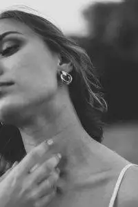 check front of neck for enlarged thyroid goiter